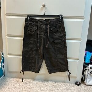 Women’s Style & Co dark grey/black cargo capri pants size 4